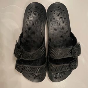 Cute Italian Sensi buckle slides